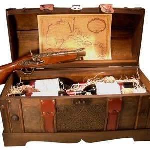Piraten-Truhe mit 4 Flaschen Château de Cappes Bordeaux, Vorderlader-Pistole, Goldtaler und Schatzkarte